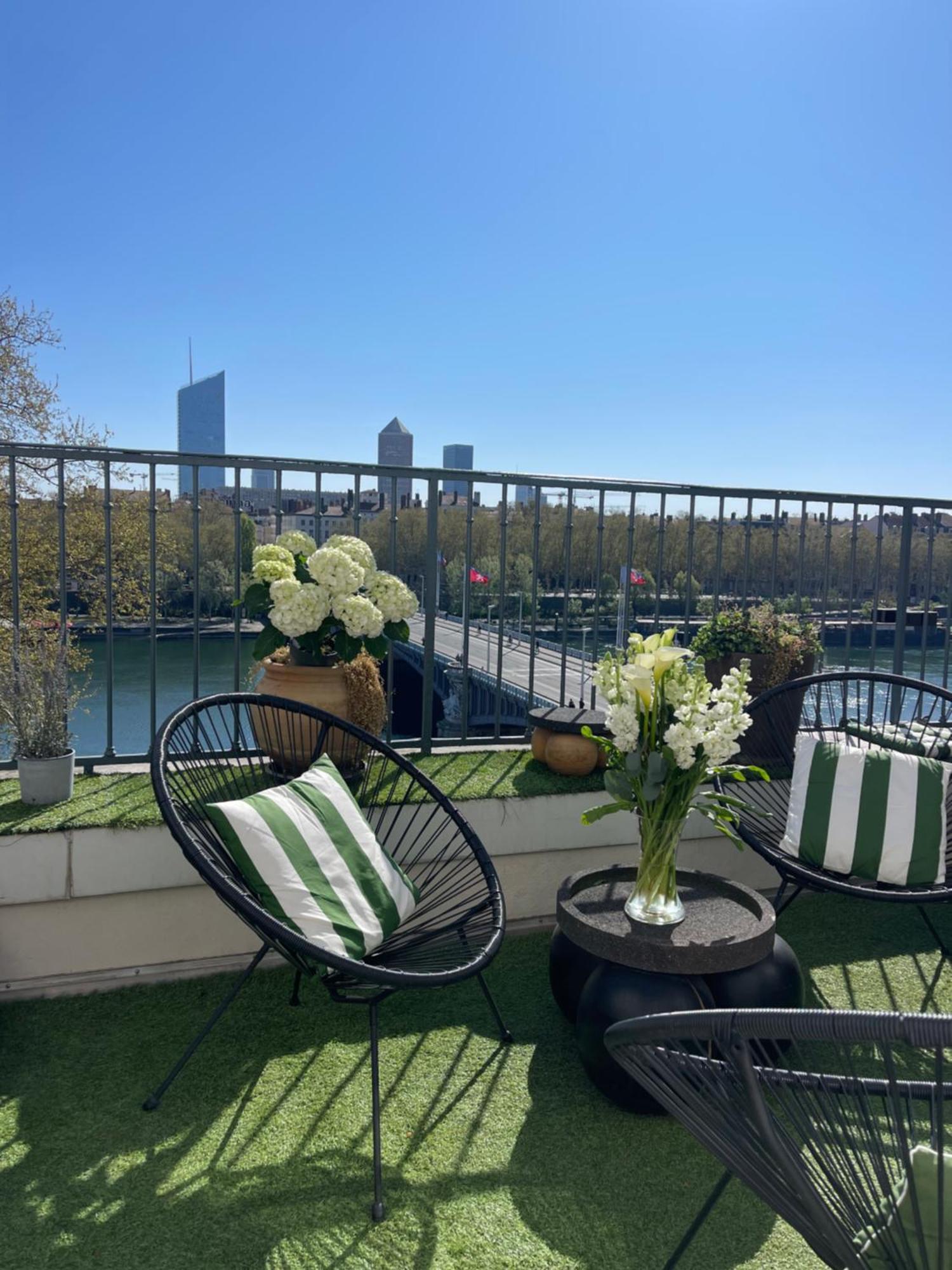 Coeur De Lyon Avec Terrasse Et Jacuzzi Apartment Luaran gambar